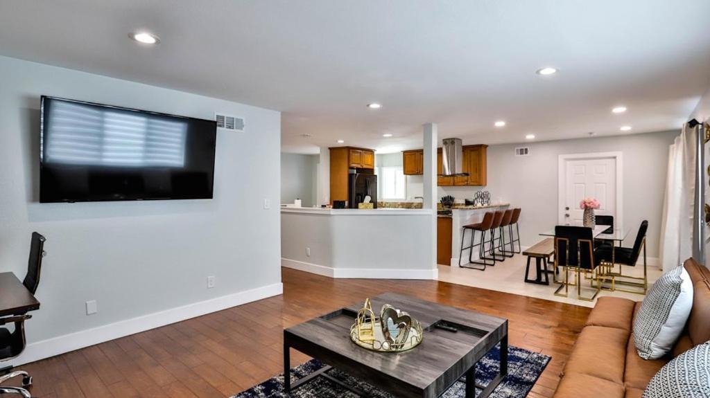 H&H Modern Lux 4Bd 1 King Suite 3 Queen Socal Disney Вестминстер Экстерьер фото