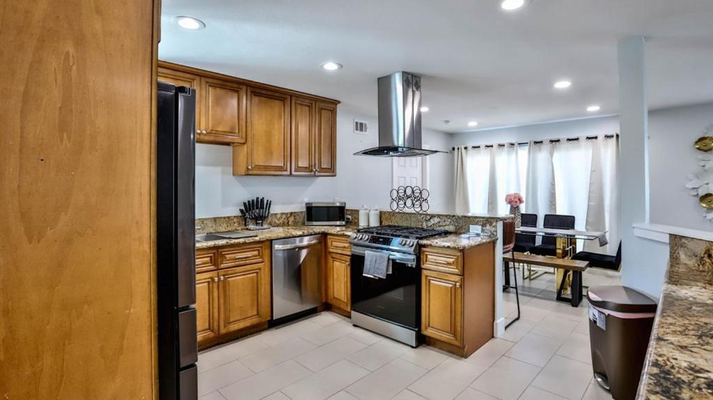 H&H Modern Lux 4Bd 1 King Suite 3 Queen Socal Disney Вестминстер Экстерьер фото