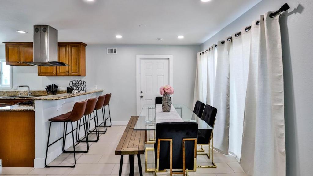 H&H Modern Lux 4Bd 1 King Suite 3 Queen Socal Disney Вестминстер Экстерьер фото